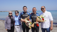 19 yaşındaki İzmirli Açık su yüzücüsü Tuna Tunca ve Triatlon Milli Takımı Antrenörü Mert Onaran, Otizm’e dikkat çekmek ve 18 Nisan’da Mersin’deki Avrupa Triatlon Kupası yarışmasından dönerken trafik kazası geçirerek hayatını kaybeden 24 yaşındaki milli triatlon sporcusu Ata Yahşi’yi anmak […]