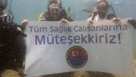 Dünyayı tehdit eden koronavirüse yakalanan vatandaşlara yardım eli uzatırken aynı hastalığa yakalanan hatta hayatını kaybeden sağlık çalışanları sualtında hatırlandı. Denizin derinliklerinde unutulan değerleri hatırlatmak ve ulusal günlerimizin önemini sualtında vurgulamak için çabalayan Derinlere Saygı Dalışı Topluluğu Saros Körfezi’nin mavi sularında […]