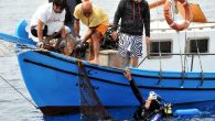 Muğla’da, “Aksona” lakabıyla tanınan sünger avcısı Mehmet Baş, balıkçıların kayalıklarda bıraktığı hayalet ağları deniz canlılarına zarar vermemesi için kendi imkanlarıyla yıllardır gönüllü temizliyor. Muğla’nın Bodrum ilçesinde, “Aksona” lakaplı sünger avcısı Mehmet Baş, balıkçılar tarafından kayalıklarda bırakılan ağları kendi imkanlarıyla yıllardır […]