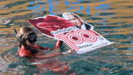 Milli sporcu Şahika Ercümen, Cumhuriyet’in 100. yılı etkinlikleri kapsamında Antalya’da gerçekleştirdiği dalışta Türk bayrağı açtı. Rekortmen sporcu, Antalya Büyükşehir Belediye Başkanı Muhittin Böcek ile Konyaaltı sahilinde “Cumhuriyet’in 100. Yılında Açık Deniz Yüzme Yarışı”nın startını verdi. Şahika Ercümen, daha sonra Başkan […]