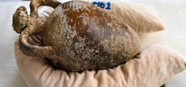 Antalya’nın Kaş ilçesi açıklarında robotlar yardımıyla yapılan su altı kazılarında gemi batığından çıkarılan 1100 yıllık, ağzı kapalı amfora (antik dönemde kullanılan testi) arkeologları heyecanlandırdı. Akdeniz Üniversitesi Güzel Sanatlar Fakültesi Kültür Varlıklarını Koruma ve Onarım Bölümü Başkanı ve kazının bilimsel danışmanı […]