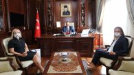 Türkiye Yelken Federasyonu Başkanı Özlem Akdurak, Bursa mülki erkanını ziyaret etti ve sonrasında Kulüp Başkanları ile buluştu. Başkan Akdurak, Bursa Valisi Sayın Yakup Canpolat, Bursa Büyükşehir Belediye Başkanı Sayın Alinur Aktaş, Bursa Gençlik ve Spor İl Müdürü Sayın Salih Başparmak […]