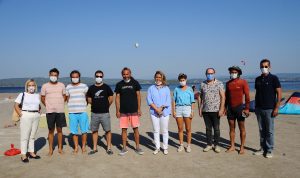 Türkiye Yelken Federasyonu Başkanı Özlem Akdurak, İzmir Gülbahçe’de rüzgar sörfü