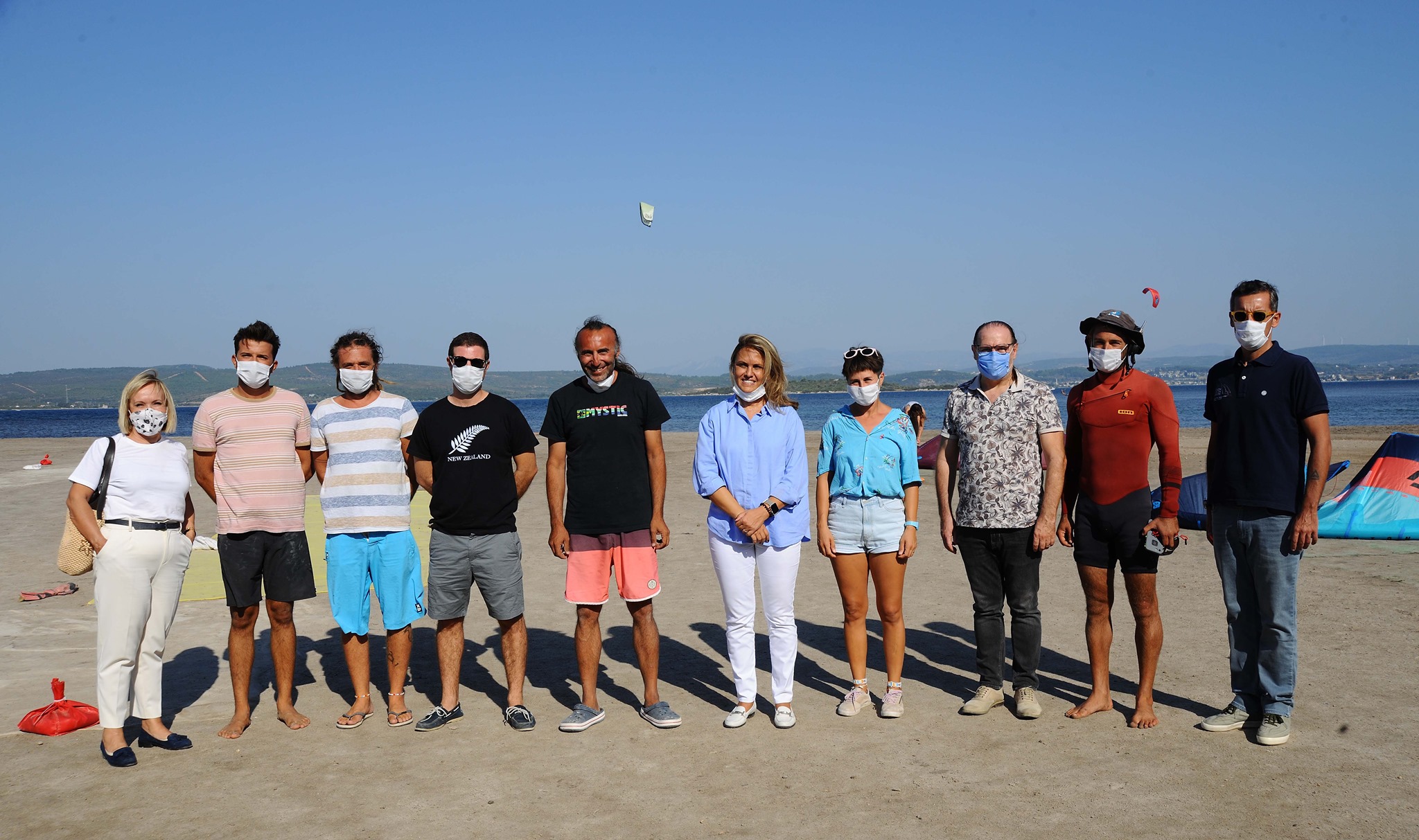 Türkiye Yelken Federasyonu Başkanı Özlem Akdurak, İzmir Gülbahçe’de rüzgar sörfü