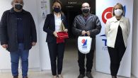 Darıca Yelken Kulübü Başkanı Tuğrul Köşker, TYF Başkanı Özlem Akdurak’ı İzmir ofisinde ziyaret etti. Ziyarette Darıca’da yelken sporunun gelişimi üzerine fikir alışverişinde bulunuldu. Türkiye Yelken Federasyonu
