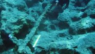 Antalya’da denizin 40-50 metre derinliğinde 10 santimlik kum örtüsüyle kaplı Osmanlı savaş gemisi batığı bulundu. Topları, gülleleri, ahşap aksamı, yelkenleri, halatları, demir aksamı ve çapaları ile bulunan Osmanlı batığında, güvertedeki toplar dahi bozulmadan kuma gömülmüş olarak tespit edildi. Antalya ve […]