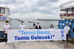 Tuzla Gemi Gençlik Merkezi önünde gerçekleştirilen etkinlikte, denizin altından çuvallarla
