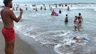 Düzce’nin Akçakoca sahillerinde Karadeniz’e girerek serinlemek isteyen ve boğulma tehlikesi geçiren 250 kişi, cankurtaran ekiplerince kurtarıldı. Düzce’nin Karadeniz’e kıyısı olan Akçakoca ilçesi sahilleri, yaz boyunca tatilcilerin serinlemek için yoğun olarak tercih ettiği adreslerden biri oldu. Yaz ayı boyunca tatilcilere ev […]