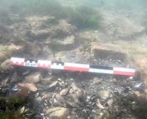 Altınova ilçesinde denizin yaklaşık 3 metre derinliğinde yer alan yapıya