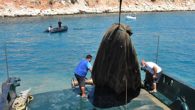 Deniz ekosistemine ve deniz canlılarına büyük zarar veren, ‘hayalet ağ’ olarak nitelenen atıl ağların denizden temizlenmesine devam ediliyor. Sahil Güvenlik Akdeniz Bölge Komutanlığı ile Mersin Tarım ve Orman İl Müdürlüğü işbirliğinde Erdemli açıklarındaki hayalet ağlar temizlendi. Tarım ve Orman İl […]