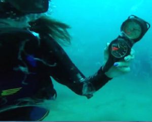 Çanakkale Boğazı’nda denizin 17 metre altından yayın yapan gazeteci Berfin