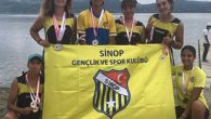 Sakarya’da yapılan Deniz Küreği Türkiye Kupası yarışlarına katılan Sinop Gençlik Spor Kulübü sporcuları başarılarını aldıkları derecelerle taçlandırdı. Türkiye Kürek Federasyonu faaliyet programında yer alan Deniz Küreği Türkiye Kupası yarışları, Sakarya-Sapanca Kırkpınar mevkiinde yapıldı. Müsabakaya katılan Sinop Gençlik Spor Kulübü Kürek […]