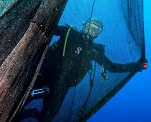 Karaburun’da dalış turizmi için batırılan 9 Eylül yolcu vapurunun etrafını