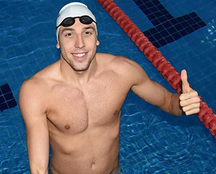 Milli yüzücü Emre Sakçı, erkekler 50 metre kurbağalamada 24.95’lik derecesiyle