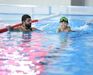 Altındağ Belediyesi’nin ücretsiz olarak verdiği yüzme kursları büyük ilgi gördü.