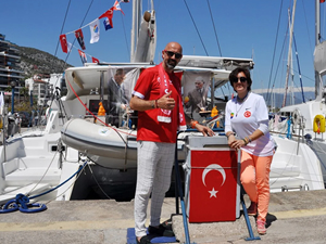Antalya’nın Finike ilçesinde evlendikten sonra 8 yıldır katamaranda yaşayan deniz