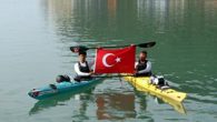 Milli Mücadele’nin yaşandığı Kurtuluş Savaşı’nda teknelerle İstanbul’dan İnebolu Limanı’na cephane taşınmasını canlandırmak için Türk bayrağıyla Kabataş’tan İnebolu’ya doğru kanolarla yolculuğa çıkan ekip, Kastamonu’nun Cide ilçesine ulaştı. Kurtuluş Savaşı’nda İstanbul’dan İnebolu’ya teknelerle cephane taşınması ile ilgili 15 gün sürecek sembolik yolculuk […]