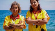 Antalya’nın dünyaca ünlü sahilindeki 34 kulede görev yapan cankurtaranlar, sezonun açılmasıyla birlikte zorlu mesailerine başladı. Toplamda 45 personelden oluşan ekipteki 2 kadın cankurtaranın en büyük serzenişte bulunduğu olay ise, boğulma numarası yapan tatilciler. Her yıl milyonlarca turisti ağırlayan Konyaaltı Sahili’nde […]