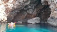Antalya’da turist gezdiren bazı tur tekneleri ile kanolar, Akdeniz foklarının yaşam alanı mağaralara girerek sosyal medyadan yayın yapıyor. Bu uygulamanın çok sakıncalı olduğunu belirten Akdeniz Üniversitesi’nden Prof. Dr. Mehmet Gökoğlu, “Bu hayvanları rahatsız etmememiz gerekiyor” dedi. Dünyada sayısı azalan ve […]
