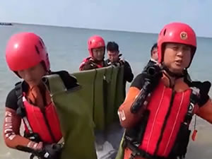 Çin’in Hainan eyaletinde karaya vuran ve 3 saatlik çabanın ardından