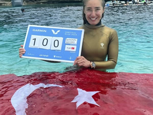 Dünya Serbest Dalış Kupası’nda mücadele eden milli sporcu Şahika Ercümen,