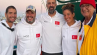 Ultra maraton yüzücüsü Türk sporcular Yasemin Altıntaş ve Murat Öz üçlü taç̧ olarak bilinen “Triple Crown” parkurlarından California’daki Catalina Kanalı’nı eş zamanlı olarak 13 saatte yüzerek geçti. İki yüzücü, California saatiyle 22.00’de Los Angeles’in karşısındaki Santa Catalina Adası’ndan suya atladı. […]