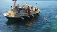 Muğla’nın Bodrum ilçesinde “Denize en çok mavi yakışır” sloganıyla bu yıl dokuzuncusu düzenlenen, sezonun son deniz dibi temizliği Kumbahçe Mahallesi’nde yapıldı. Etkinlikte görev alan dalgıçlar, Kumbahçe sahilinden tekneyle kıyıya yakın alana götürüldü. Daha sonra bölgede dalış yapan gönüllü dalgıçlar, yaklaşık […]