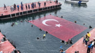 Engelli öğrenciler, Haliç’in tabanına yerleştirilen 100 metrekarelik Türk bayrağını dalgıç polisler eşliğinde yüzeye çıkardı. Bağcılar Belediyesi, Kıyı Emniyeti Genel Müdürlüğü, Sahil Güvenlik Komutanlığı ve Bandırma 17 Eylül Üniversitesinin işbirliğinde, İstanbul Emniyet Müdürlüğü Deniz Limanı Şube Müdürlüğünün Balat’taki yerleşkesinde “100. Yıl […]