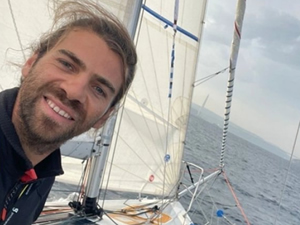 Yelkenci Caner Akdolun, tek kişilik Türkiye turunu 21 günde bitirdi.
