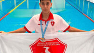 İbrahim Burhan, 12 Yaş Ulusal Gelişim Projesi Ligi Türkiye Finali müsabakalarında 200 metre kurbağalama stilinde Türkiye Şampiyonu olarak altın madalya kazandı. Denizli Büyükşehir Belediyespor Yüzme Takımı sporcusu İbrahim Burhan, 12 Yaş Ulusal Gelişim Projesi Ligi Türkiye Finali müsabakaları 200 metre […]