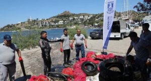 Muğla’nın Bodrum ilçesinde 10 yıldır düzenlenen deniz dibi temizliğinde dalgıçlar