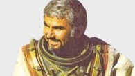 Kainat denizlerinin efendileri,
Arılar gibi üretken, yürekleri sevgi dolu sevgili Mancornalar,
Dikkat! Kaptanınız konuşuyor;
BU BİR MANCORNALAR DESTANIDIR
Karamanya’nın ve Ege’nin mavi derinliklerinde sarı yosunlarız biz,
Sarı yosunların arasında, sarı altınlara dönüşen siyah incileriz biz,
Sünger gözeneklerinde hayat dolu hücreleriz biz,
Kızgın güneşin altında bir yudum su gibi sevgi dolu yürekleriz biz,
Koylarında, kumsallarında, kaya üstlerinde nice mezarlar bıraktık biz,
Kalendeki burçlarında, köşe taşlarında, tersanelerindeki ırgat diplerinde,