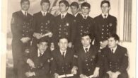 Fotografı buyut !  Kustarma ve Sualtı Komutanlığı 1972-1973 1.Sınıf Dalgıç Kursu’nu başarıyla bitirmiş Astsubaylar, diplomalarını hocaları Dalgıç Astsubay Hüseyin Çelik tarafından aldıktan sonra geleneksel kutlama kokteyline katılmışlardı… Kursiyerler; {Sol taraftan} Zeki Doğan, Kemal Deniz, Macit İnanç, Metin Karadeniz, Yılmaz Kuyucak. […]