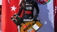 MİLLİ SPORCU ŞAHİKA ERCÜMEN, BUZ ALTI YATAY DALIŞTA EN UZUN MESAFEYİ GİDEN İNSAN OLDU. ERKEKLERDE 108, BAYANLARDA 70 METRE OLAN REKORU 110 METREYE TAŞIDI.  Avusturya’nın Weissensee bölgesinde Guinness Dünya rekorunu kıran Şahika Ercümen, Buz altından yatay dalışla en uzağa gitme […]