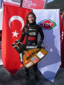 MİLLİ SPORCU ŞAHİKA ERCÜMEN, BUZ ALTI YATAY DALIŞTA EN UZUN