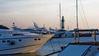 Akdeniz’in gözbebeği, birbirinden güzel koylarla çevrili Kaş, modern marinasına kavuştu. Makyol ve Koç Holding ortaklığıyla iki ay önce açılan Kaş Marina, şimdiden dünyaca ünlü yelkenli ve motorbotlara ev sahipliği yapıyor. Kaş, hayatın yavaş aktığı yerlerden biri… Her rengi barındıran denizi, […]