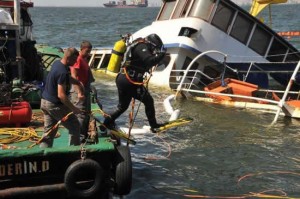 İzmir’de, 25 Temmuz’da dümen kilitlenmesi üzerine, mendireğin ucundaki deniz fenerine