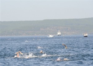 Çanakkale’de düzenlenen yüzme yarışmasında, sporcular Çanakkale Boğazı’nı yüzerek geçti. Yerli