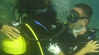 Mersin’de memur 32 yaşındaki Atilla Demir, gönlünü kaptırdığı öğretmen 27 yaşındaki Çiğdem Uğur’a Akdeniz’in 15 metre derinliğinde evlenme teklif etti. Çiftin nişan yüzükleri de su altında takıldı. Mersin Üniversitesi’nde görev yapan Atilla Demir, bir yıldır arkadaşlık yaptığı Çiğdem Uğur’a ilginç […]