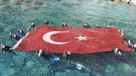 29 Ekim Cumhuriyet Bayramı Muğla’nın Marmaris İlçesinde bir dalış topluluğu tarafından su altında kutlandı. Topluluk su altında Türk Bayrağı açarak hem terörü kınadı hem de Van depreminde hayatını kaybedenleri andı. 29 Ekim Cumhuriyet Bayramı ve Cumhuriyetin 88. Yıl dönümü Muğla […]