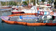 Dalış eğitmeni ve Türkiye’nin ilk su altı arkeologlarından Aşkın Cambazoğlu’na ait ‘Aruna’ adlı 18 metrelik dalış teknesi, bu sabaha karşı bağlı bulunduğu Bodrum Limanı’nda battı. Sabah saatlerinde diğer denizcilerin haber vermesi ile olay yerine gelen Cambazoğlu, manzarayı görünce şoke oldu. […]