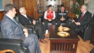 Çanakkaleli başarılı sporcular, Vali Güngör Azim Tuna’yı ziyaret etti. Tuna, sporcuları başarılarından dolayı kutlayarak birer plaket verdi. Serbest dalış alanında Türkiye rekoru kıran ve İspanya’da düzenlenen denizde 10 metre dipten gitme yarışmasında dünya dördüncüsü olan Serten Aydın ile Tekvando Federasyonu […]