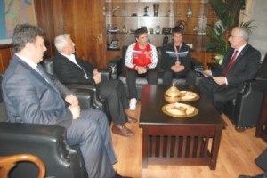 Çanakkaleli başarılı sporcular, Vali Güngör Azim Tuna’yı ziyaret etti. Tuna,