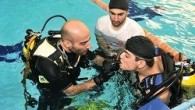 Büyükşehir Belediyesi desteğiyle Hacettepe Üniversitesi Su Altı Sporları Kulübü tarafından gerçekleştirilen projeyle 15-20 yaş arası fiziki engellilere, eğlence amaçlı dalış eğitimi düzenlendi. Engelliler, Sincan Aile Yaşam Merkezi Havuzu’nda eğitmenler eşliğinde suya adaptasyon için yüzme ve ısınma hareketleri yaparak, eğitmenlerinden dalış […]