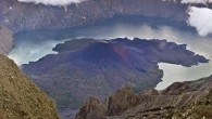 Endonezya’nın en güzel adalarından Lombok henüz dünya turizmi tarafından yeterince keşfedilmedi. Oysa mercan denizi, bakir plajları, volkanı, ormanlarıyla yanıbaşındaki Bali’den aşağı kalır yönü yok. Türkiye’nin kışı yaşadığı şu günlerde adadaki gündüz sıcaklıkları 25 dereceden aşağıya düşmüyor. Okurumuz Müjdat Sönmez gitti, […]