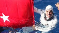Dünya dalış rekortmeni, milli sporcu Cenk Devrim Ulusoy, 2012 yılına Çanakkale’de denizde girdi. Antalya’nın Kaş ilçesindeki Hidayet Koyu açıklarında 1 Ekim 2011 tarihinde paletsiz ip destekli 80 metre derinliğe dalarak dünya rekorunun sahibi olan Ulusoy, eşi Funda Ulusoy ile kordon […]