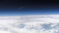Daha önceki bölümde açıklanan atmosfer genel sirkülasyonu çeşitli şartların etkisiyle büyük değişikliğe uğrar. At enlemlerindeki yüksek basınç dağılımı kuşaklar boyunca tam yeknesak bir yapıda değildir ve kapladığı alanı değiştirme eğilimdedir. Bu yerleşik yüksek basınçlar (Semipermanent highs) büyük bir dirençle aynı […]