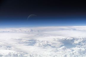 Daha önceki bölümde açıklanan atmosfer genel sirkülasyonu çeşitli şartların etkisiyle