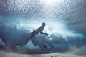 Avustralyalı fotoğrafçı Mark Tipple’ın gerçekleştirdiği ‘Sualtı Projesi’, yüzücülerin dalgalar altındaki