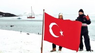 Osman Atasoy ve Sibel Karasu Uzaklar II adkı tekneleriyle Antarktika adaları arasında 7 günlük bir yolculuğun ardından, Lemaire Adası ile anakara arasındaki boğazdan güneye doğru inerek ‘Waterboat Point’ adlı koyda ilk defa Antarktika ana karasına ayak bastı. Boğazda, yollarına çıkan, […]